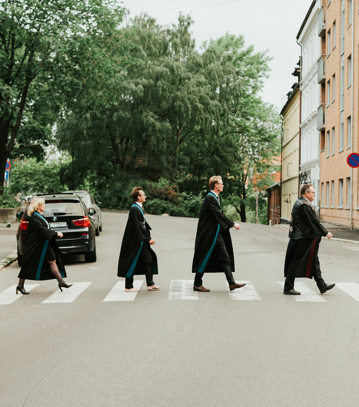 Fire personer som går over et gangfelt i Oslo, akkurat slik som ikoniske Beatles gjorde.