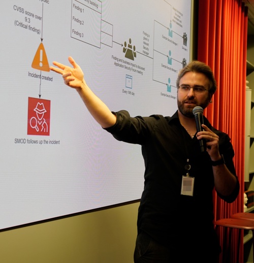 Stian presenterer noe i en power point presentasjon på jobb.