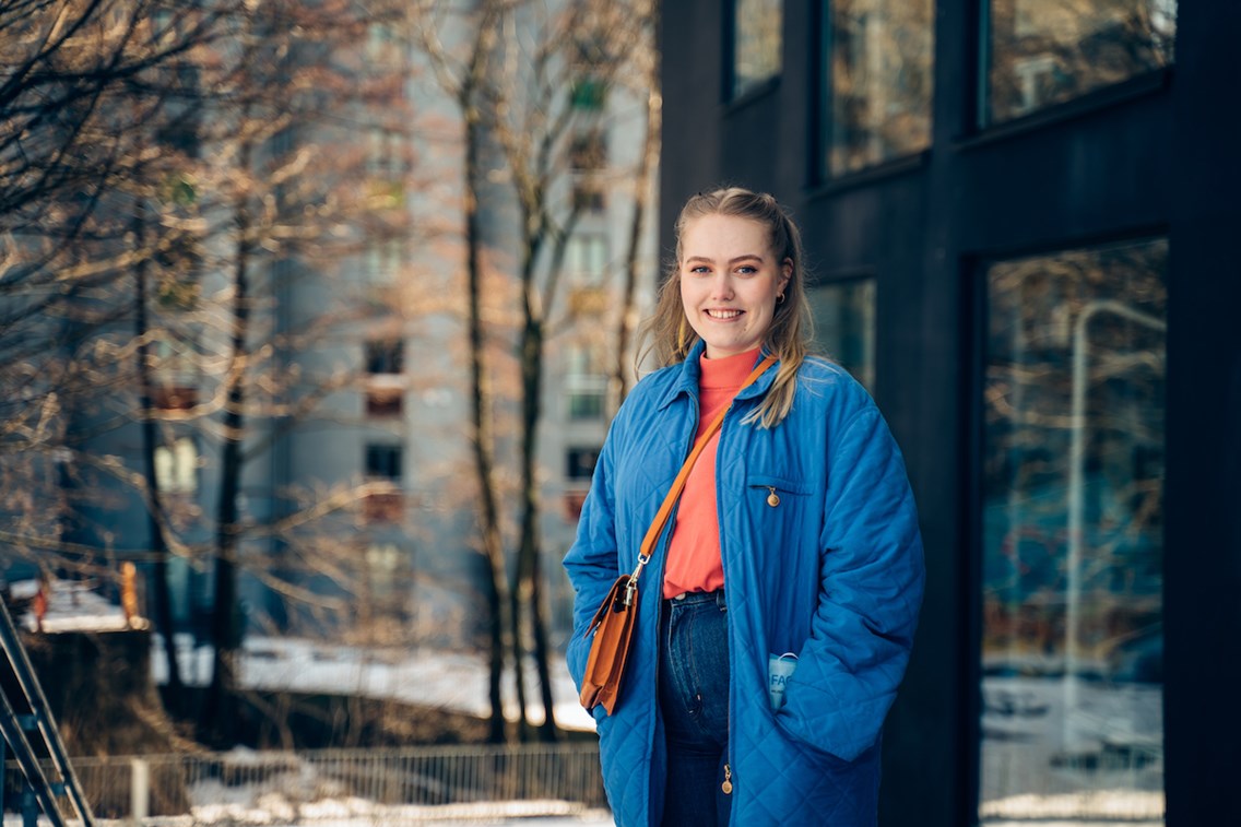 Anne står utenfor undervisningsbygget på Vulkan