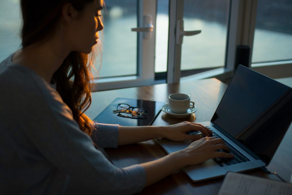 Person foran en laptop