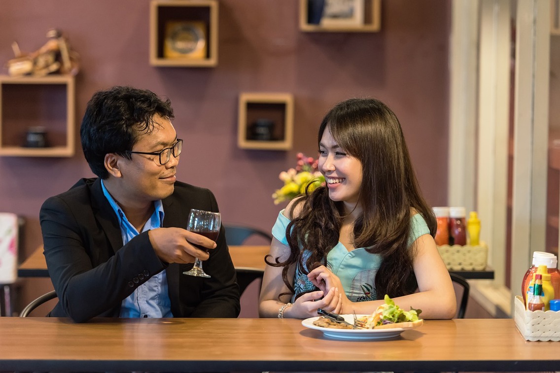 En mann og en kvinne på date på en restaurant