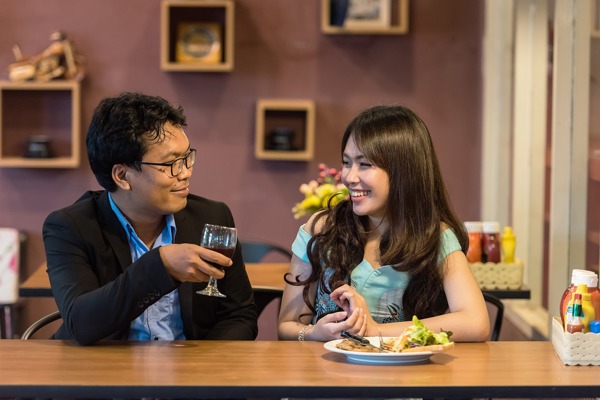 En mann og en kvinne på date på en restaurant