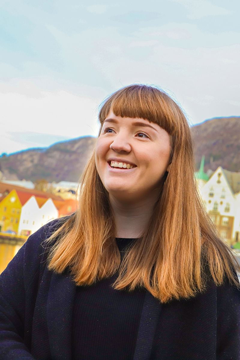 Ingrid Matre Andersen med brygga i Bergen i bakgrunnen.