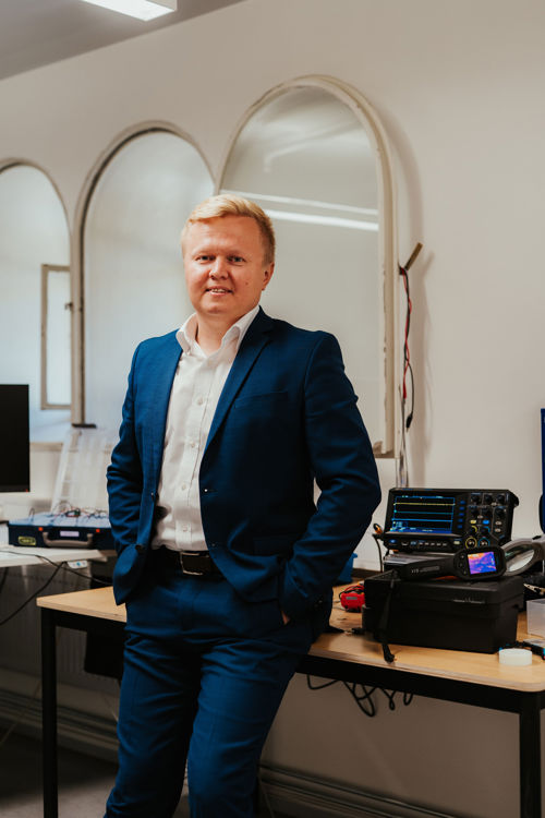 Andrii Shalaginov står foran diverse utstyr i Kristianias hackerlab.