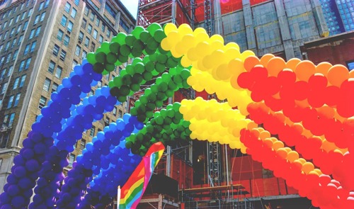Ballonger formet som en regnbue og i regnbuens farger