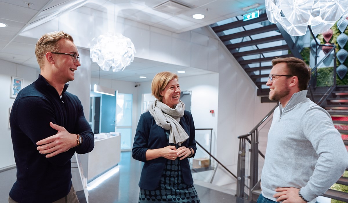Birthe Kåfjord Lange snakker med to studenter.