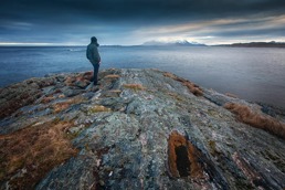 Man hiking with a veiw to the sea.
