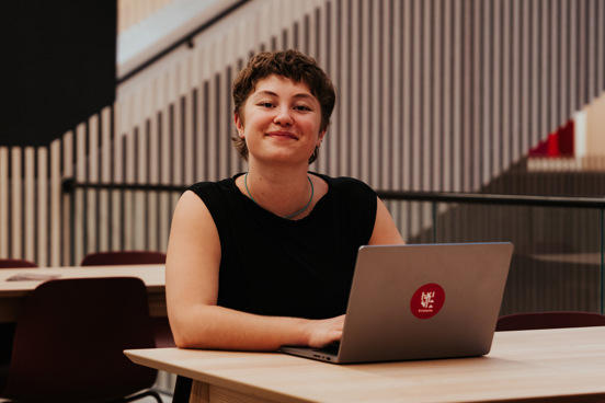 Student jobber med PC.