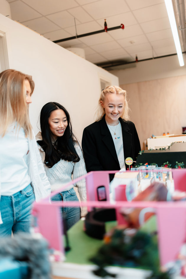 Studenter ser på modeller.