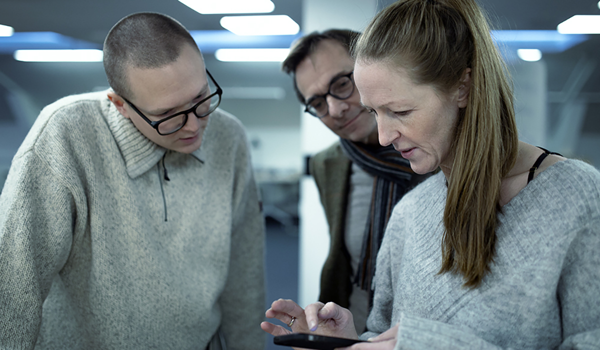 Mats Bakken viser frem nettbutikken Ikono til studieprogramleder på Bachelor i kreativitet, innovasjon og forretningsutvikling, Kristin Undheim og prorektor i arbeidsliv og innovasjon, Christen Krogh.