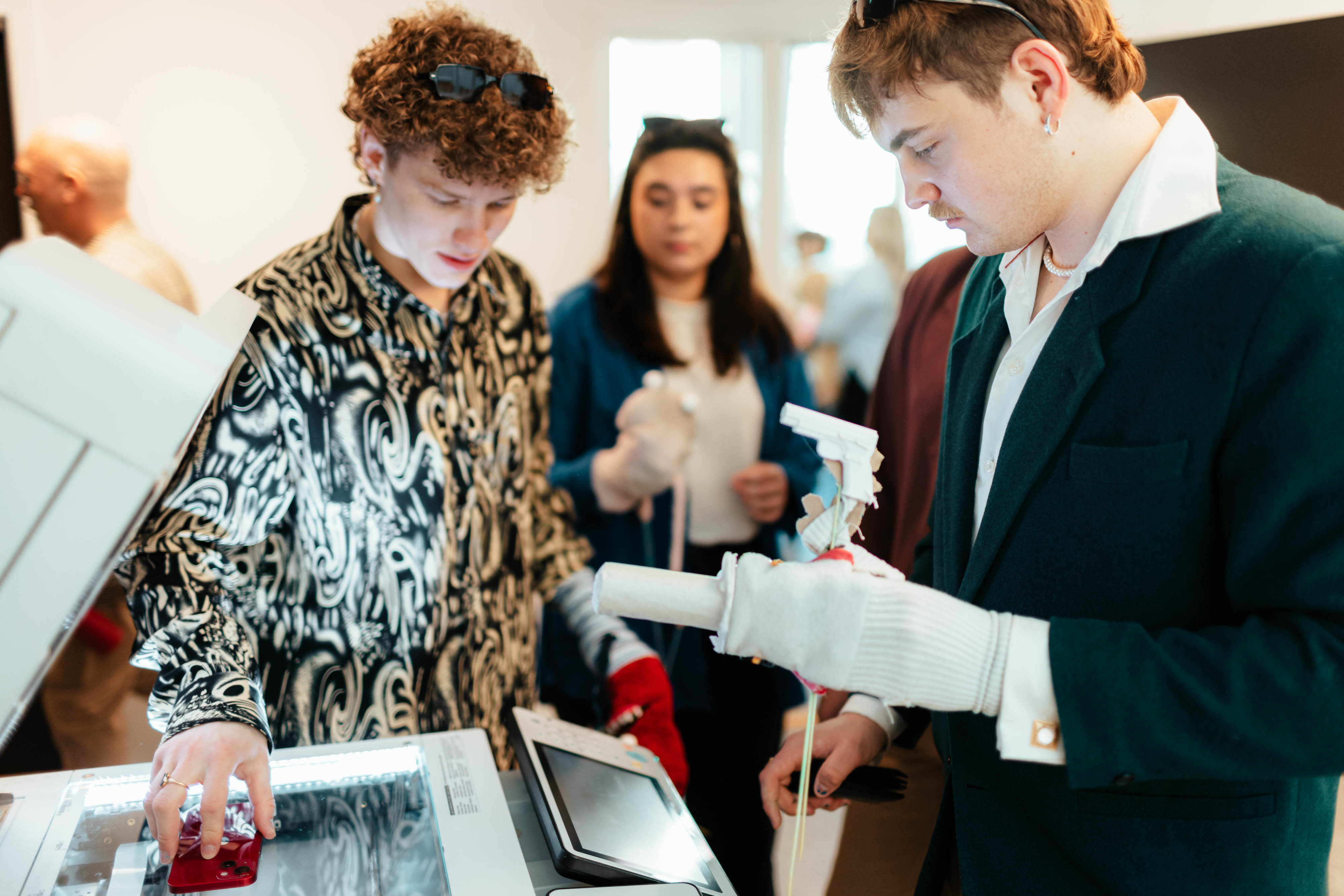 Foto av mannlige og kvinnelige studenter som lager dukketetater.