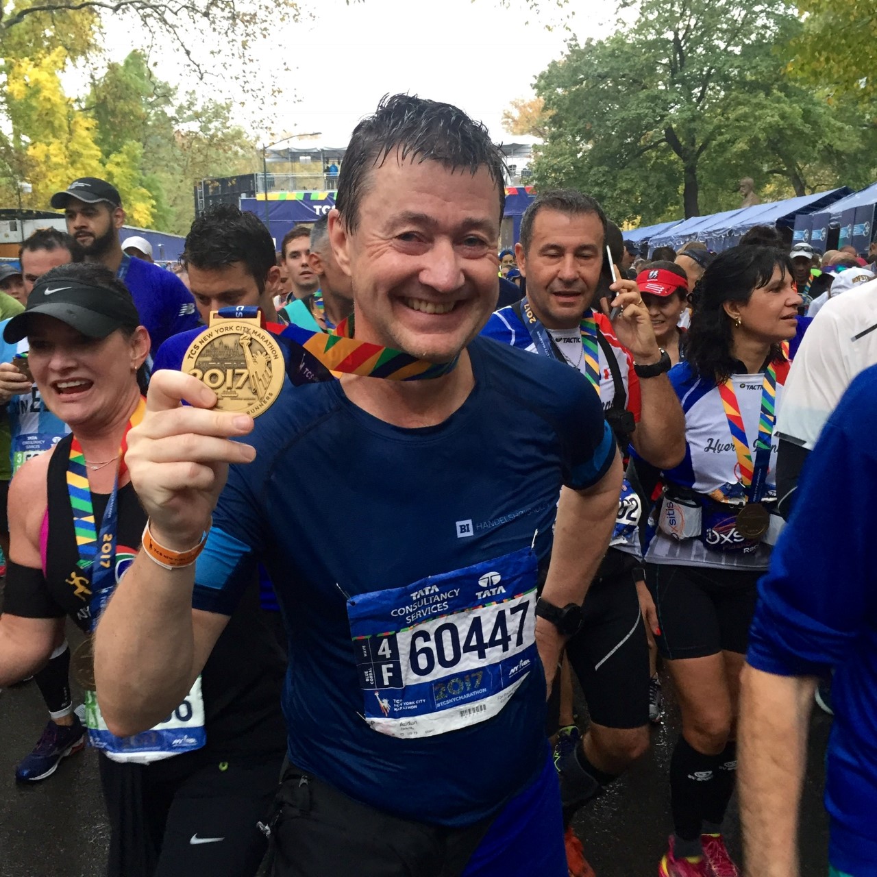 Mann med medalje etter å ha løpt marathon i New York.