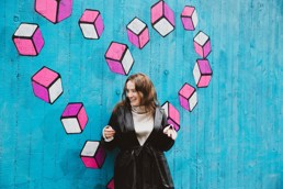 Maren Klakegg foran en grafittivegg med hjerte på