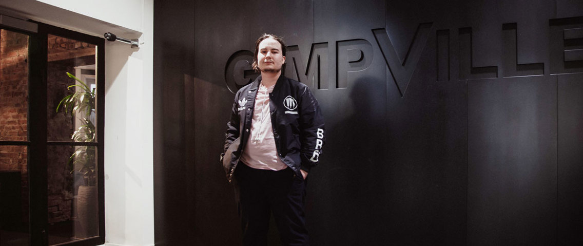 – Det var en stor overgang fra studier til studio.