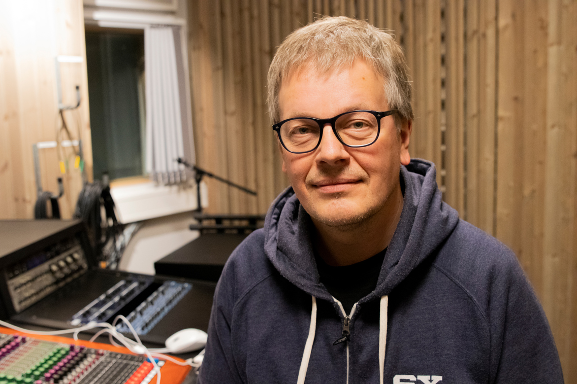 Audun Molde sitter i et musikkstudio