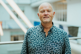 Møt produsenten som «dultet» Bjørn Eidsvåg fra rockeprest til landsbamse