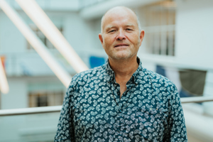 Møt produsenten som «dultet» Bjørn Eidsvåg fra rockeprest til landsbamse
