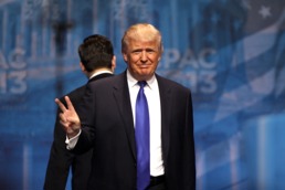 Donald Trump som viser fredstegn på scenen