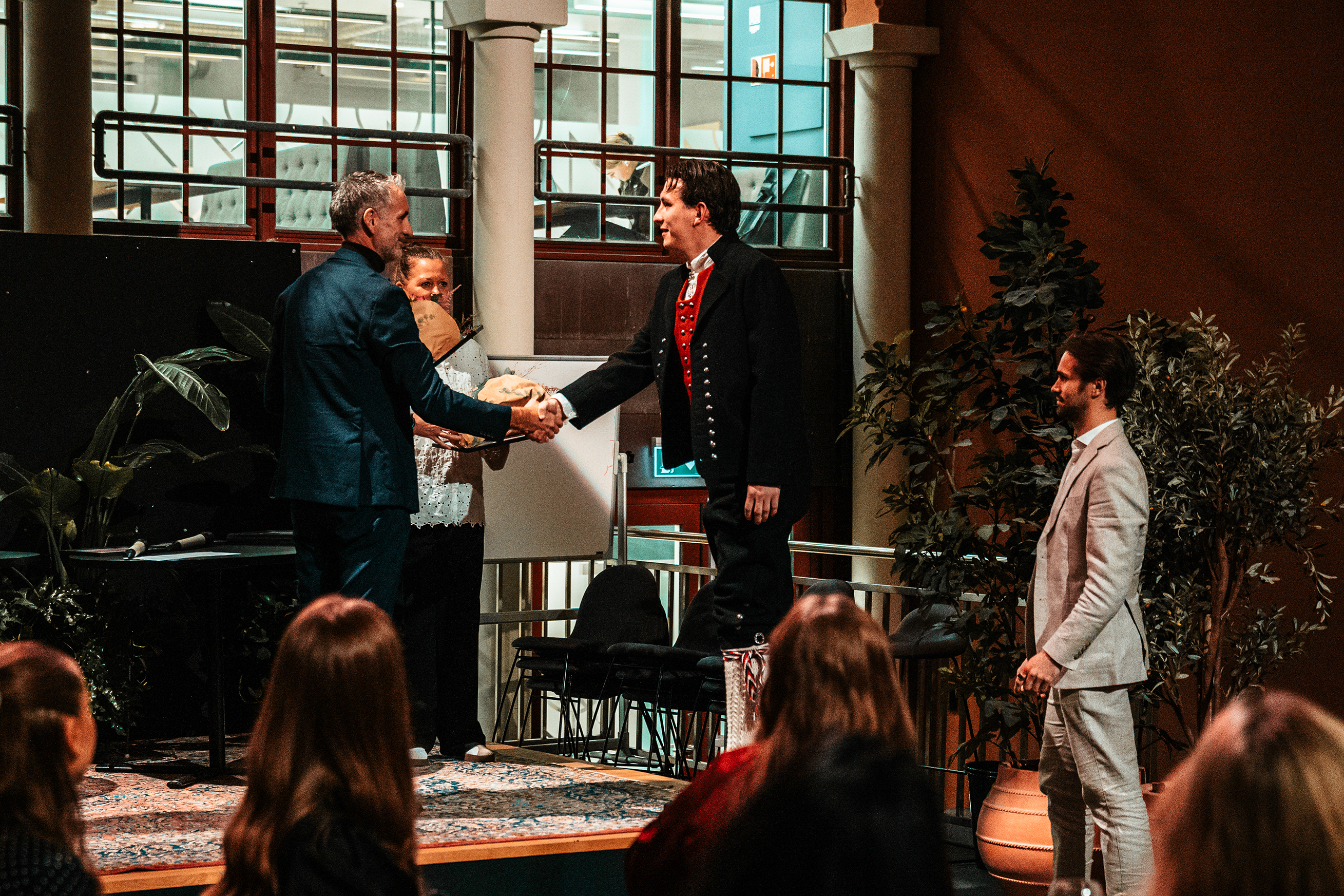 Eivind Hjørnevik Ose og Marius Bentzen tar imot prisen.