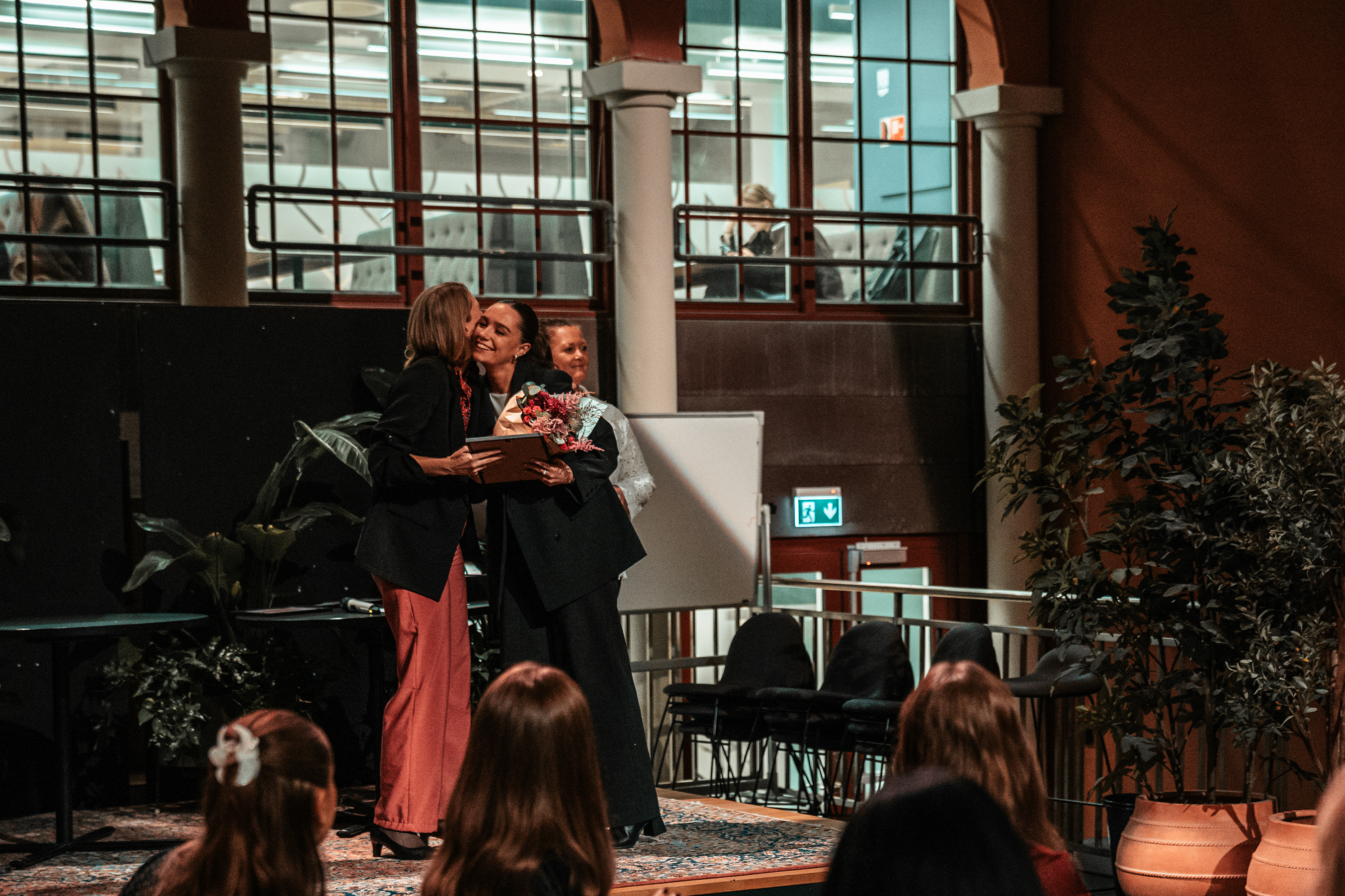 Mari Hansen tar imot pris for årets masteroppgave i folkehelsevitenskap