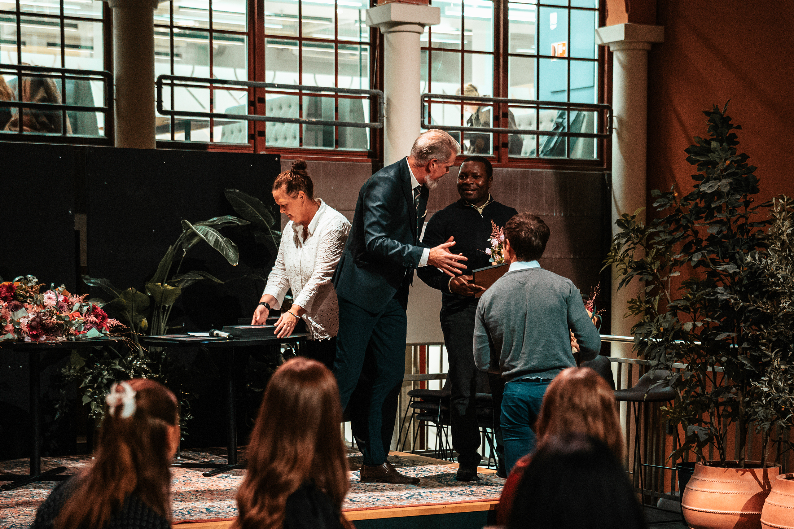 Vinnerne av årets masteroppgave i cybersecurity får sin pris. 