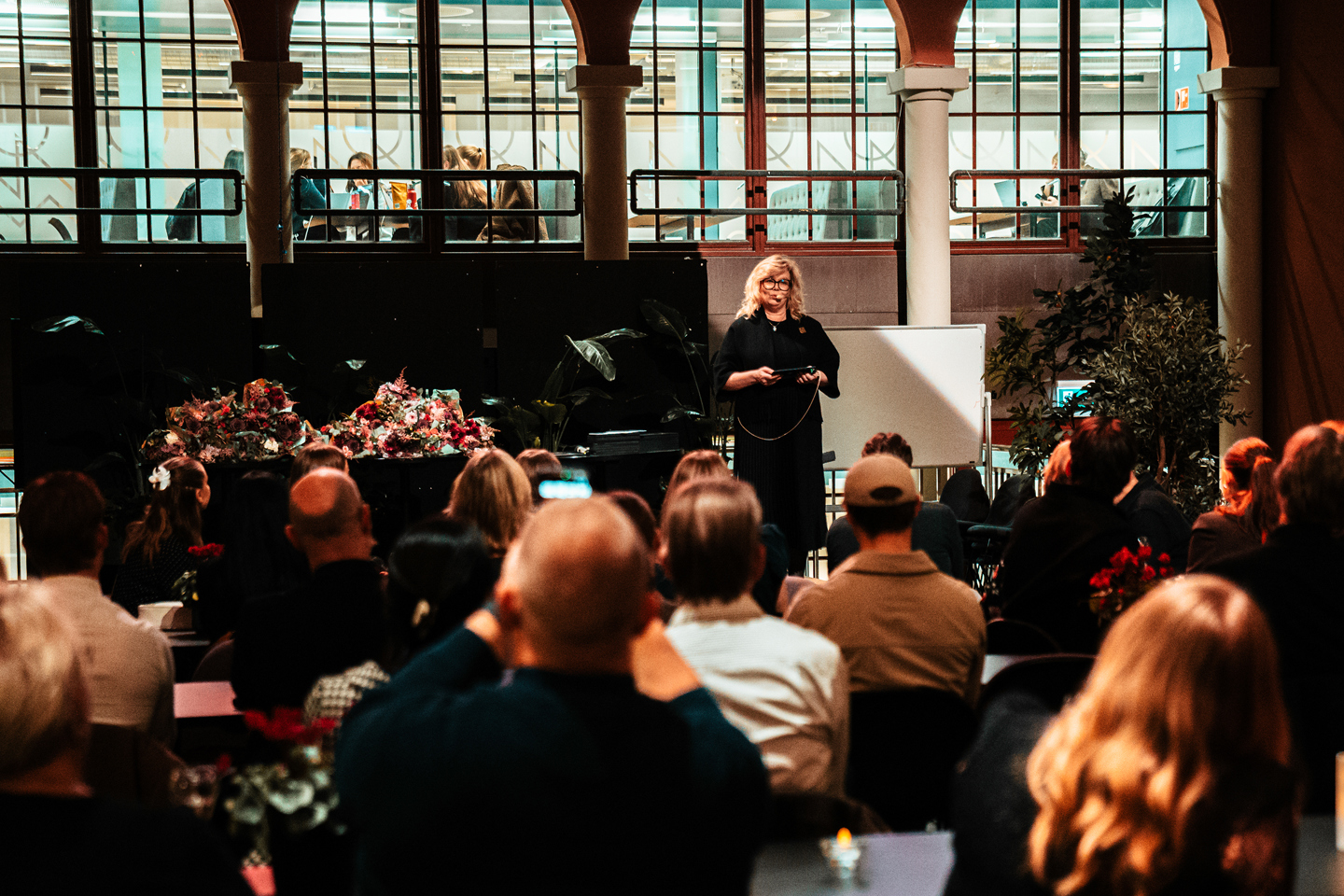 Rektor Trine J. Meza holder åpningstale under prisutdelingen for årets masteroppgaver 2025