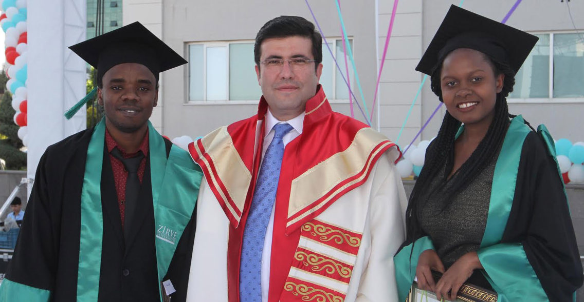 Professor med to studenter