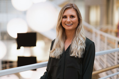Foto av Sarah Joy Lyons, studieprogramleder for bachelor i markedsføring og forretningsutvikling.