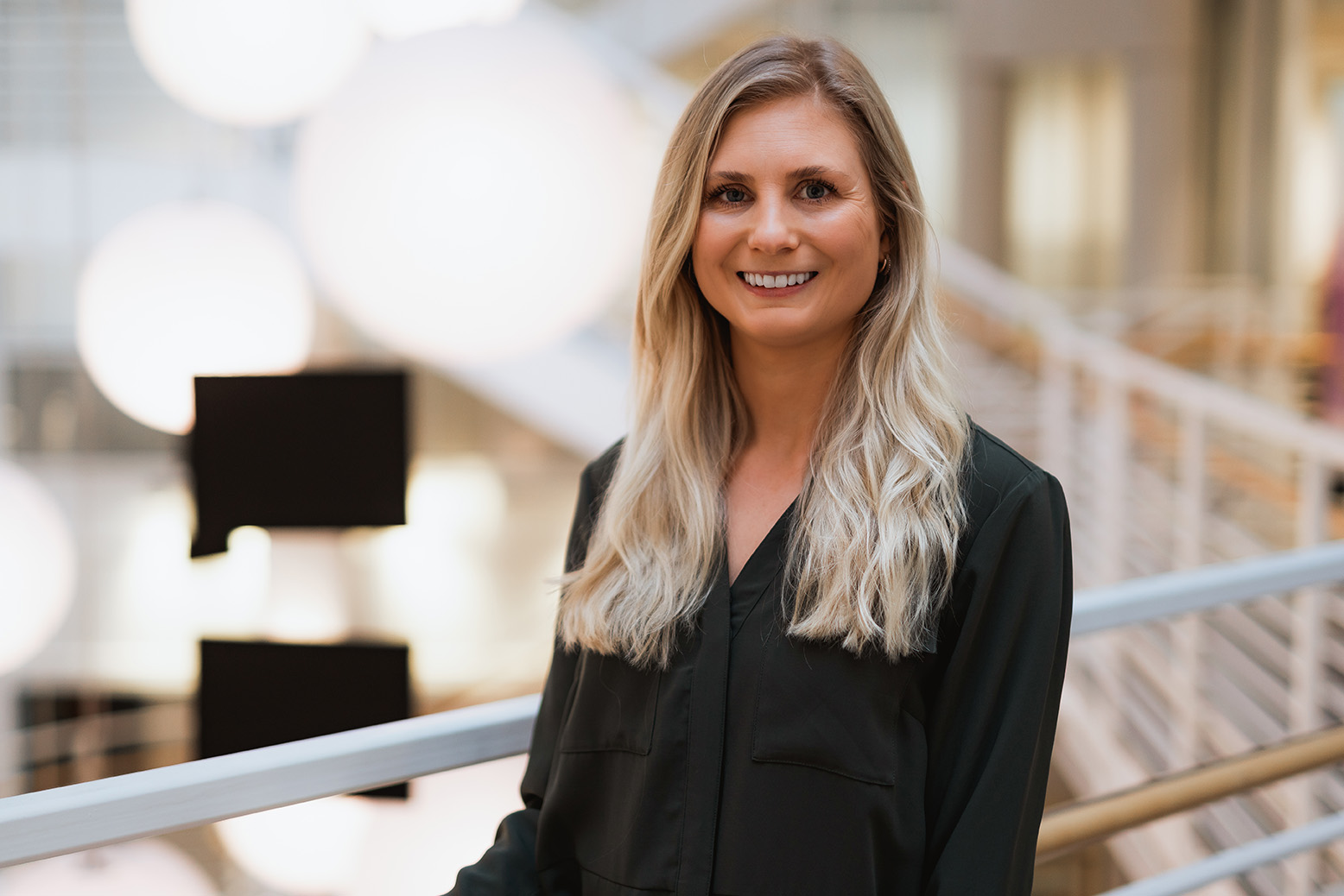 Foto av Sarah Joy Lyons, studieprogramleder for bachelor i markedsføring og forretningsutvikling.