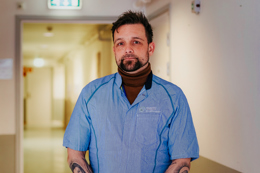Foto av Robbie Tempesta i en gang.