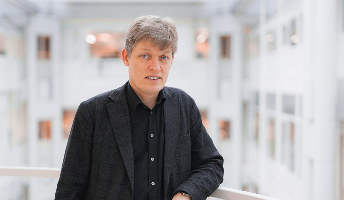 Portrettfoto av Jens Barland i Kvadraturen på Høyskolen Kristiania