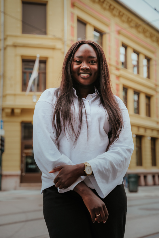 Bilde Bony Majok utenfor Høyskolen Kristiania. 