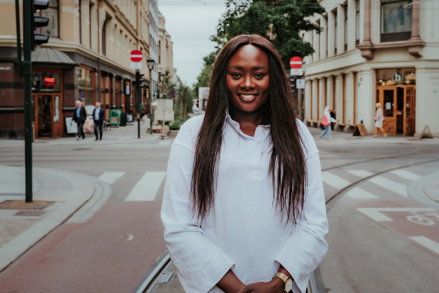 Bilde av Bony Majok utenfor Høyskolen Kristiania.
