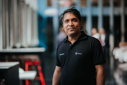 Mann i sort piquet-skjorte.