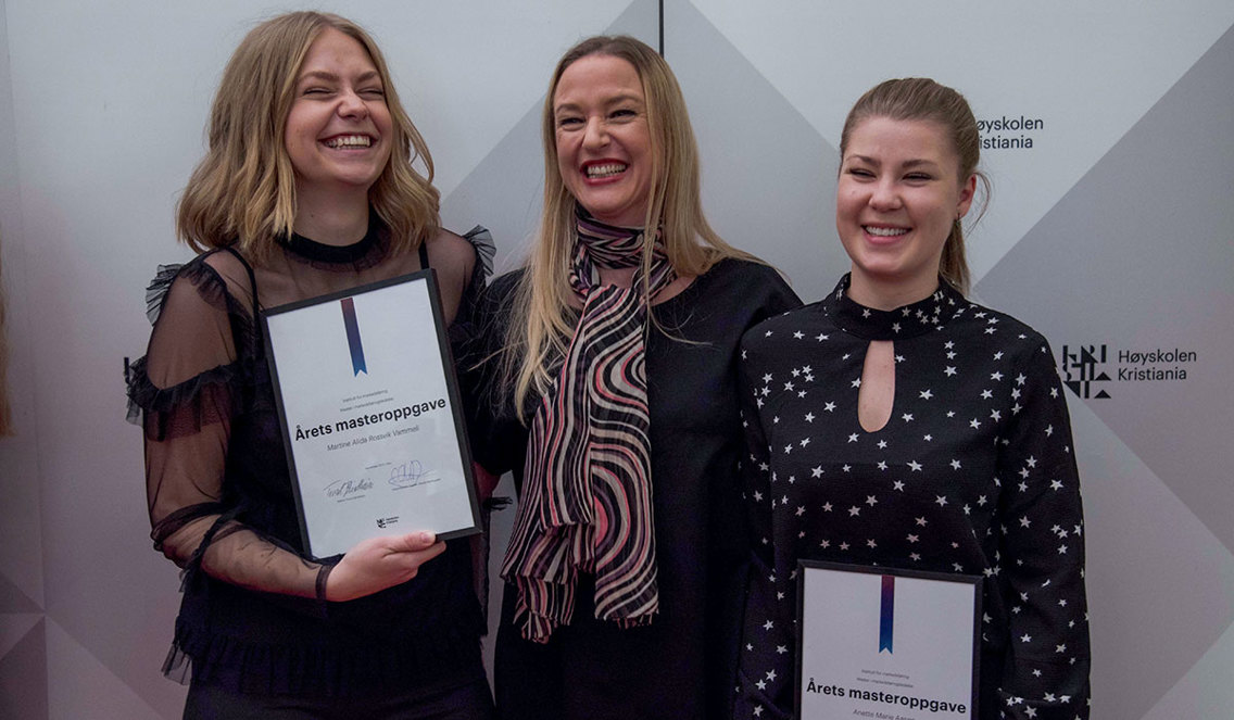 Martine, høyskolelektor Cathrine von Ibenfeldt og Anette poserer ved presseveggen.