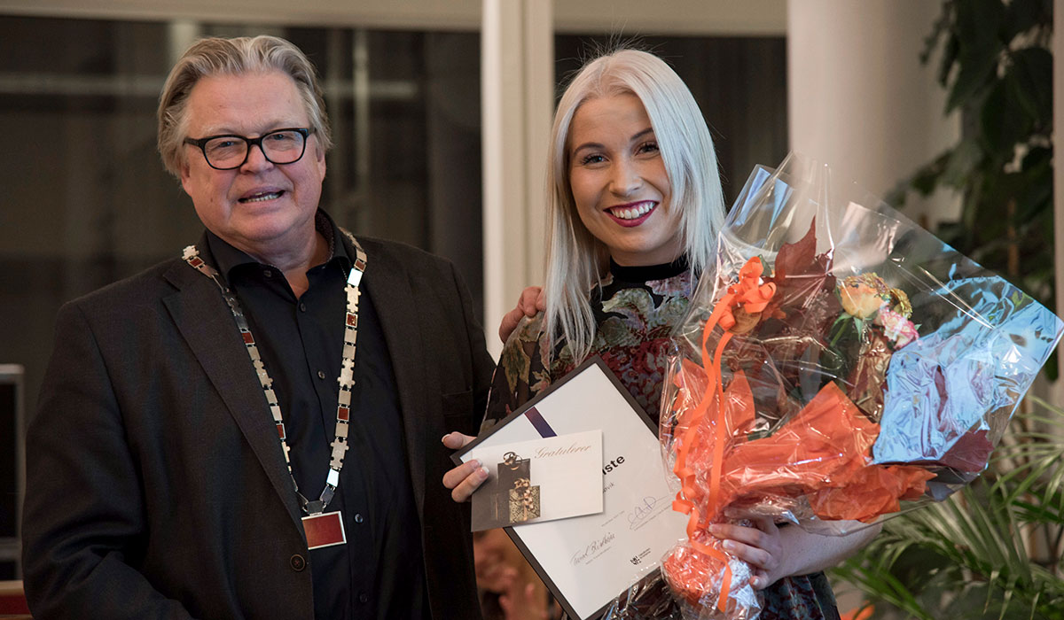 Rektor Trond Blindheim med Anniken etter hun har fått sin pris.