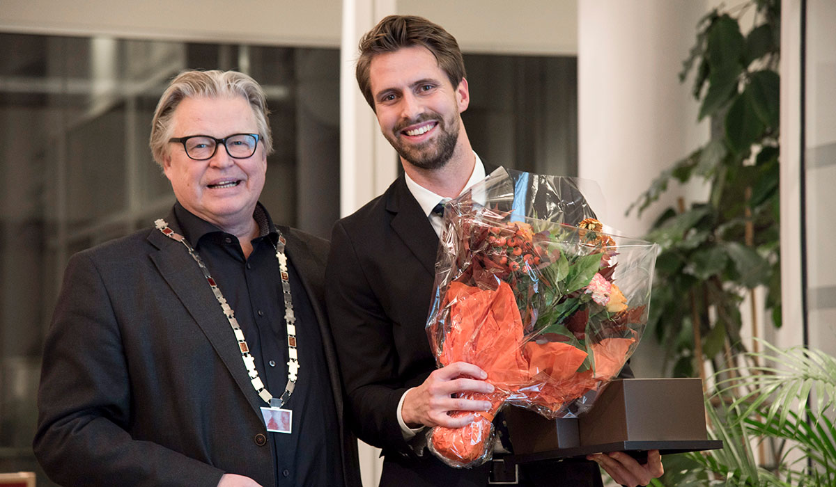 Rektor Trond Blindheim med Morten etter han har fått sin pris.