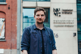 Person står utenfor ett av kristianias lokaler.