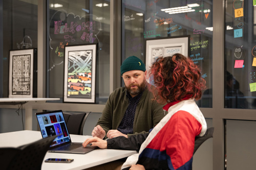 En rådgiver veileder en student.