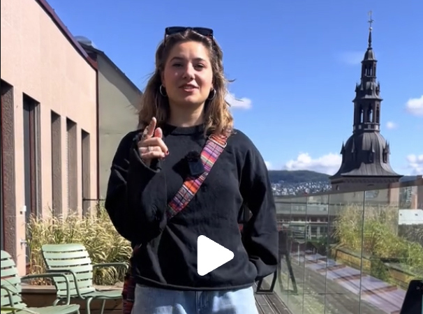 Student står på takterasse i Oslo.