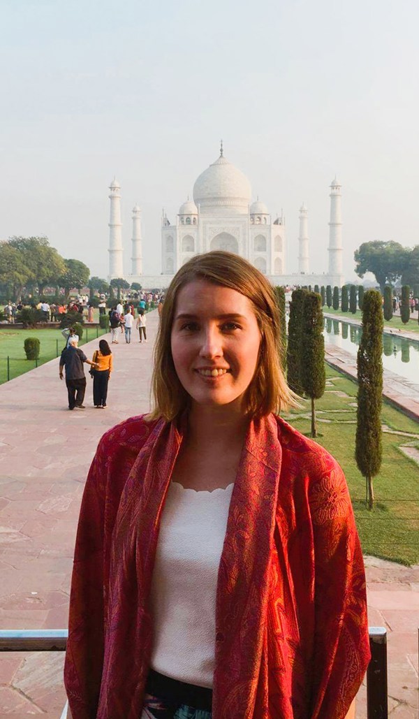 Christina Annabel Hokland foran Taj Mahal.