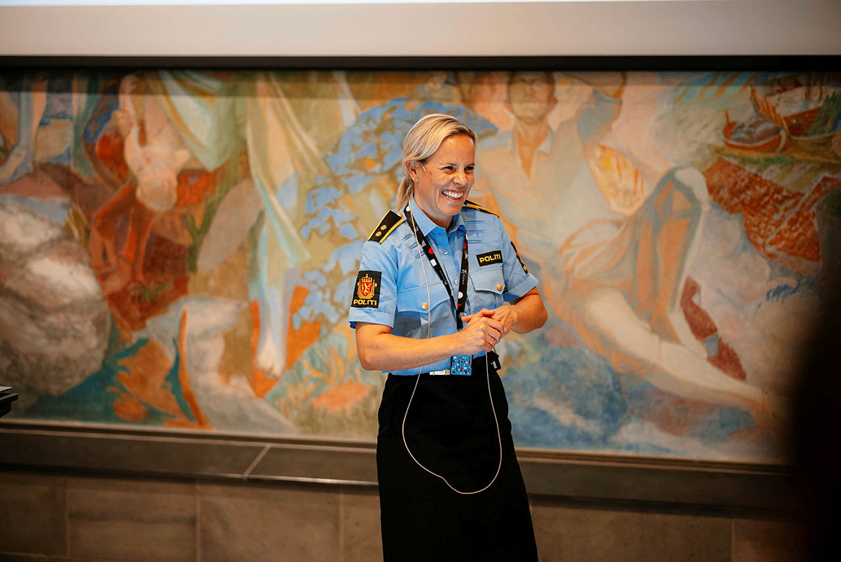 Bilde av en politikvinne på ledelseskonferanse i Bergen. 