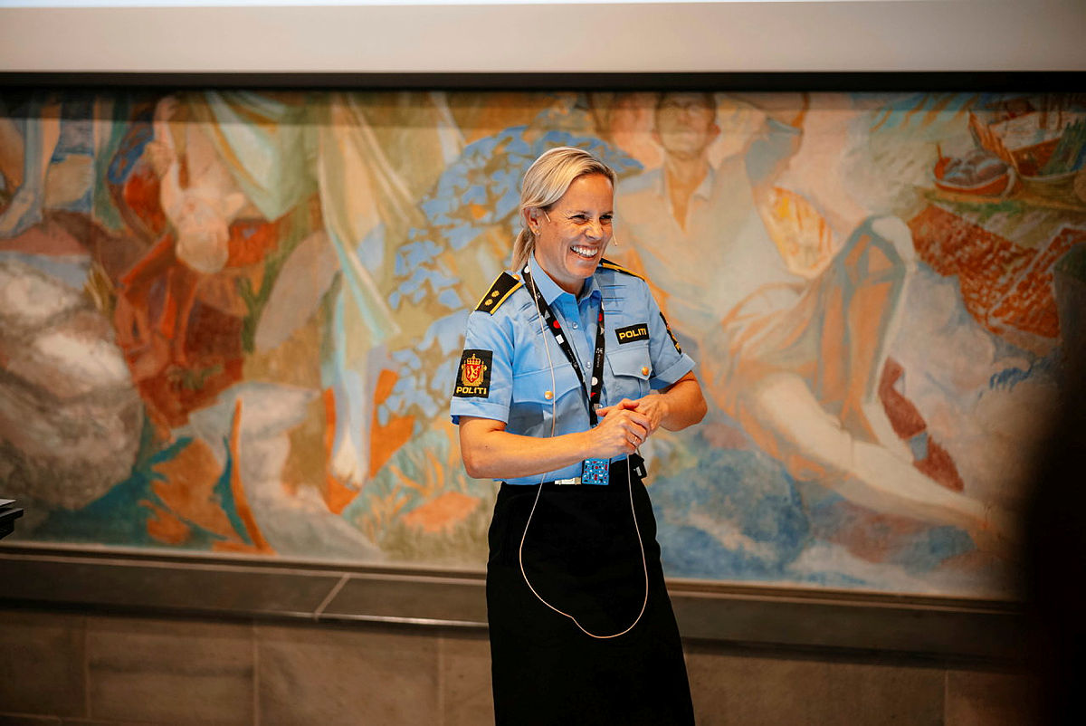 Bilde av en politikvinne på ledelseskonferanse i Bergen.