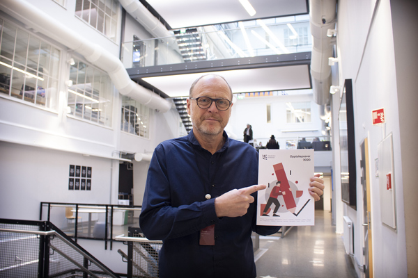 Foto av Ørjan Skyrud med brosjyre for opptaksprøvene i hånden.