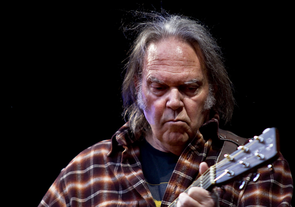 Neil Young spiller gitar