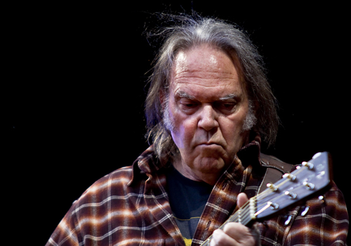 Neil Young spiller gitar