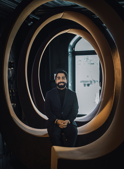 Portrett foto av Takin som står inni ett spiral objekt.