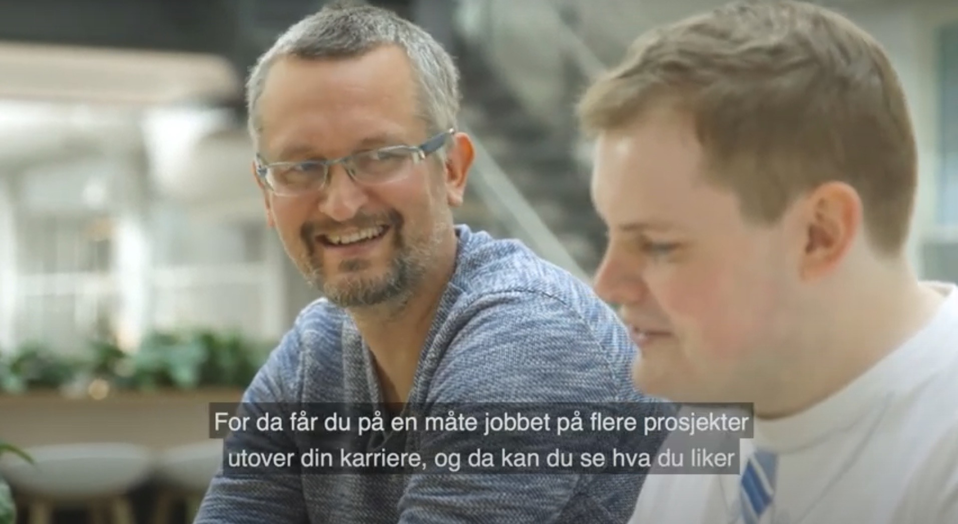 Per Lauvås fotografert i forbindelse med en innspilling. Han smiler mot studenten han sitter sammen med