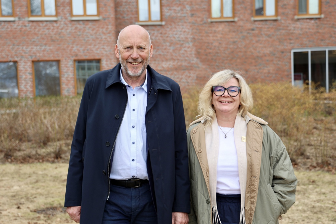 Tor Grande og Trine J. Meza står sammen utenfor en bygning.
