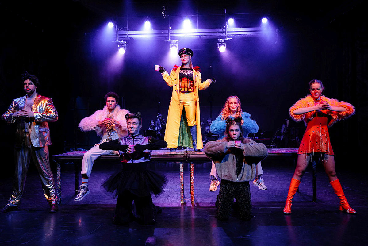 Bilde av avgangsstudentene på Bachelor i musikkteater. 